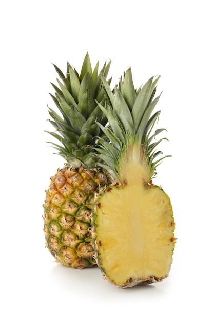 Gustosi ananas maturi isolati su sfondo bianco