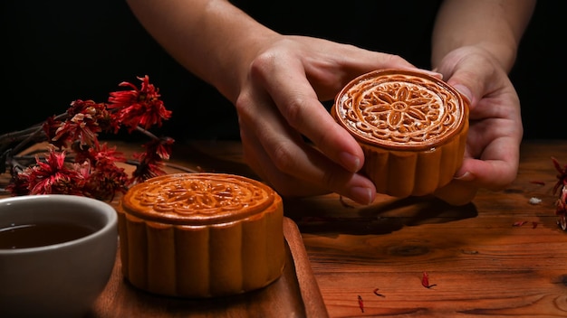 중추절 또는 중국 전통 축제를 위한 맛있는 둥근 월병