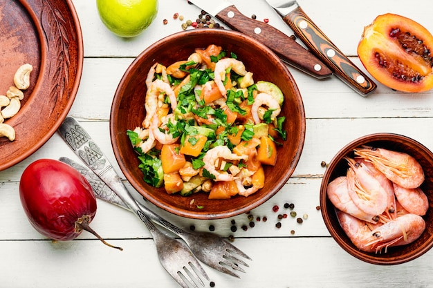 Insalata gustosa con tamarillo,avocado e gamberetti.insalata salutare con frutti di mare freschi