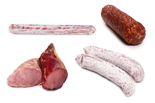 Salame saporito isolato su sfondo bianco