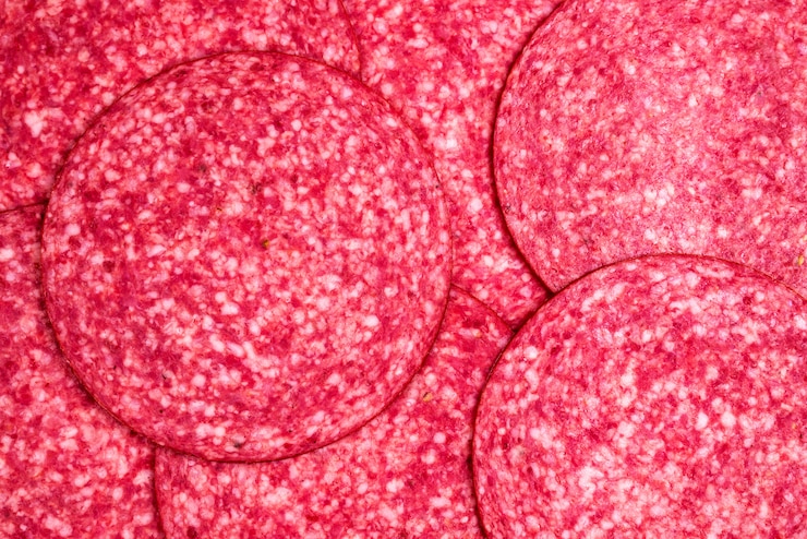 Photo tasty salami slices background