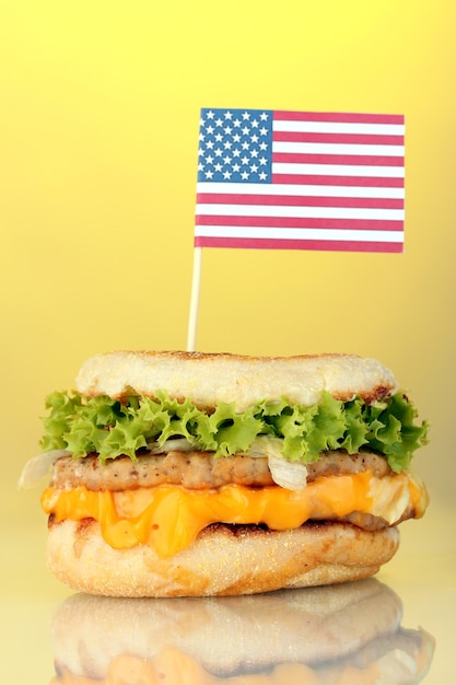 Foto gustoso panino con bandiera americana, sul giallo