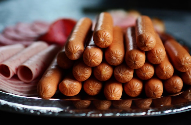 단단한 배경 위에 격리된 맛있는 소시지와 야채