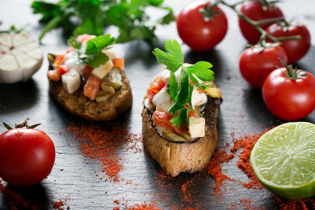 Bruschetta italiana saporita del pomodoro saporito, sulle fette di baguette tostate guarnite con prezzemolo