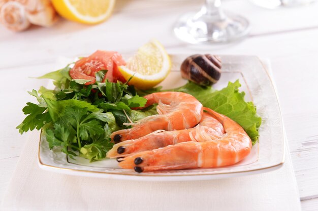 Вкусные морепродукты на тарелке на столе крупным планом