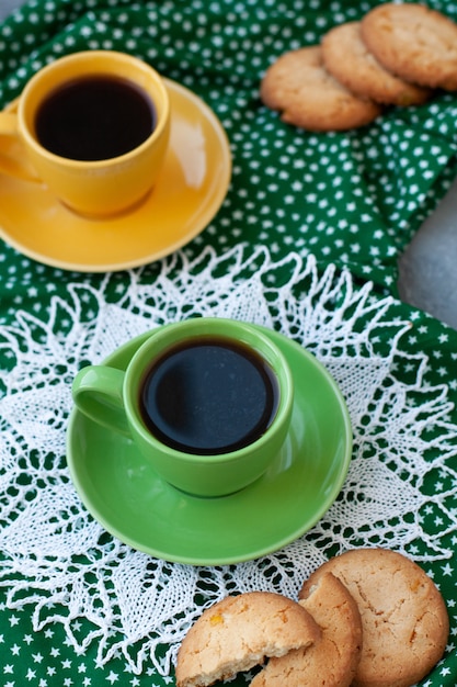 Spuntino gustoso. tazza di caffè e un piatto di biscotti.