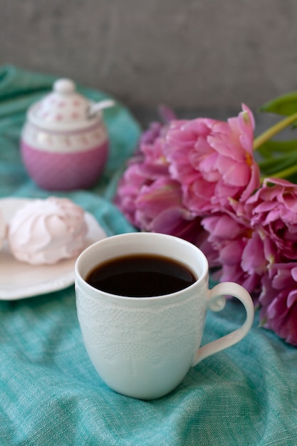 おいしいおやつ。一杯のコーヒーとお菓子のプレート