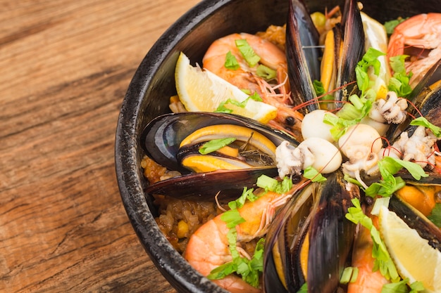 Foto gustosa paella spagnola con frutti di mare.