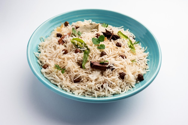 Basmati 쌀과 향신료를 곁들인 병아리 콩 검정 또는 흰색 병아리 콩으로 요리 한 맛있는 매운 Chana Pulao 또는 Pulav 또는 필라프