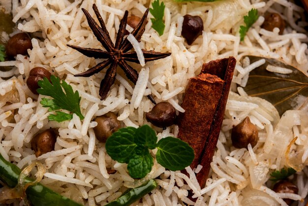 Basmati 쌀과 향신료를 곁들인 병아리 콩 검정 또는 흰색 병아리 콩으로 요리 한 맛있는 매운 Chana Pulao 또는 Pulav 또는 필라프