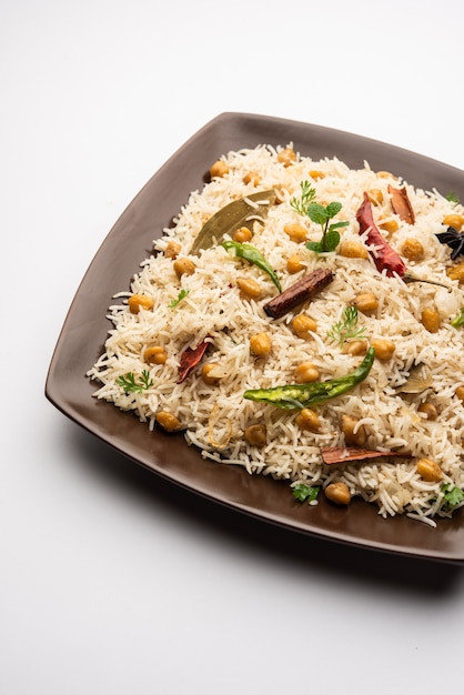 Basmati 쌀과 향신료를 곁들인 병아리 콩 검정 또는 흰색 병아리 콩으로 요리 한 맛있는 매운 Chana Pulao 또는 Pulav 또는 필라프