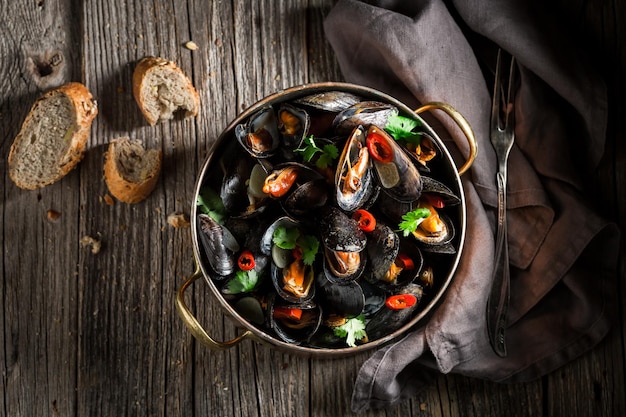 Tasty and spicy mussels served with bread