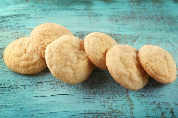 Photo tasty sugar cookies on wooden table