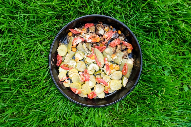 맛있는 여름 음식. 구운 야채 : 호박, 고추, 당근, 감자.