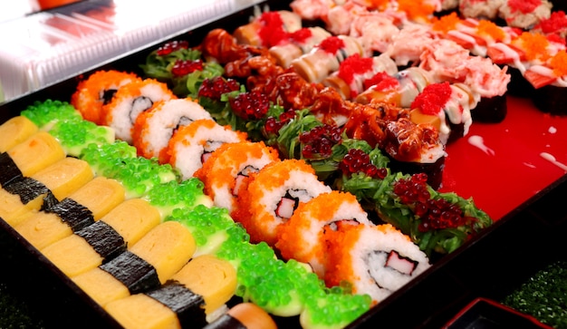 Фото Вкусные суши на уличной еде