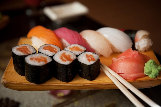 Sushi gustoso nel ristorante giapponese