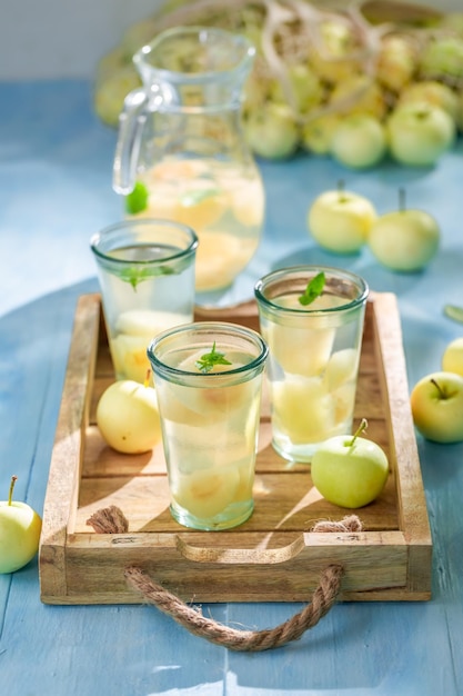 Вкусный и сладкий яблочный сок из спелых фруктов