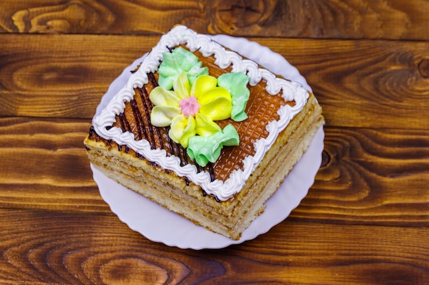 Вкусный сладкий торт на деревянном столе Вид сверху