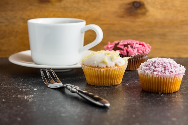 写真 おいしい甘いカップケーキとコーヒー カップ