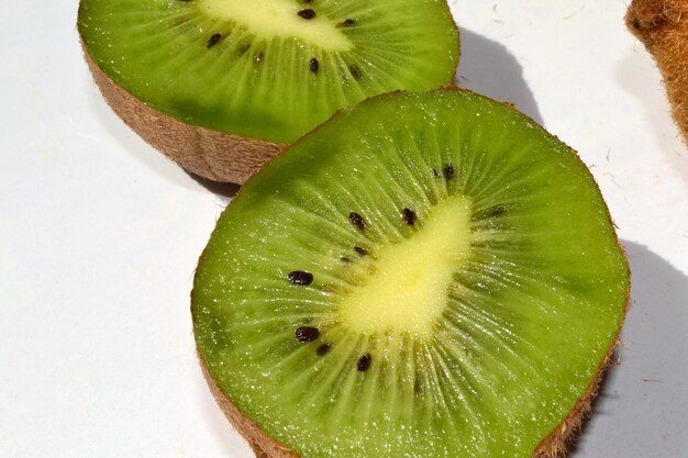 Photo tasty and sweet kiwi lies on the table