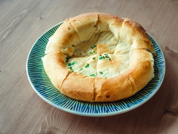 Pane al forno tandoor saporito sul piatto