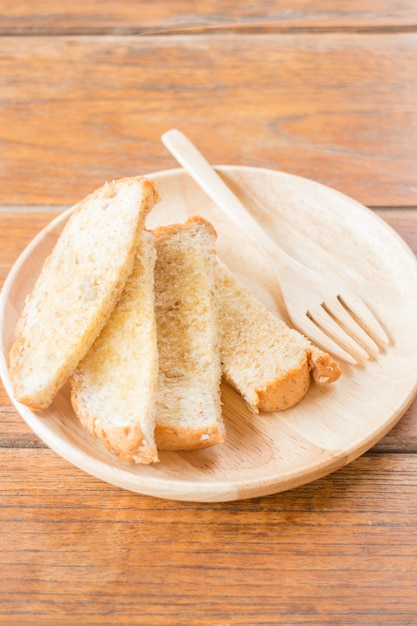 Grano tostato gustoso pane con burro