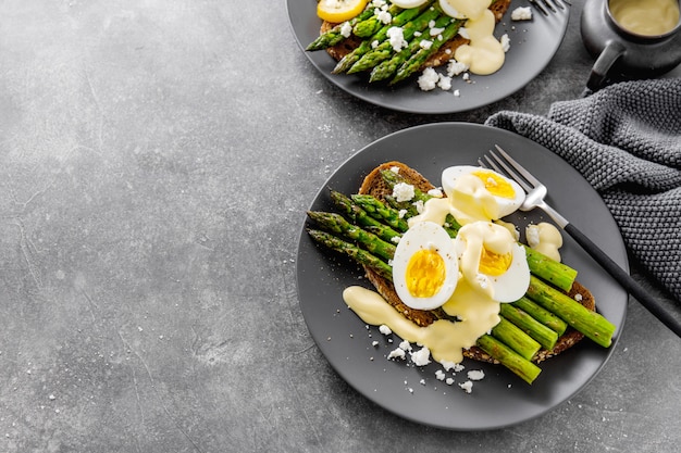 Gustosi toast con asparagi, uova e salsa