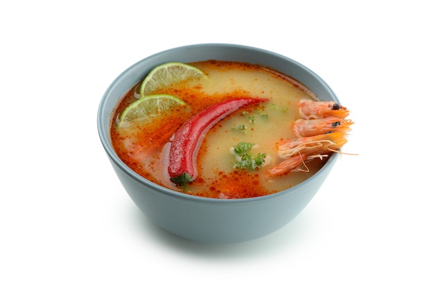 Вкусный суп Том Ям, изолированные на белом фоне