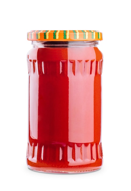 Вкусный томатный соус в стеклянной банке, изолированной на белом