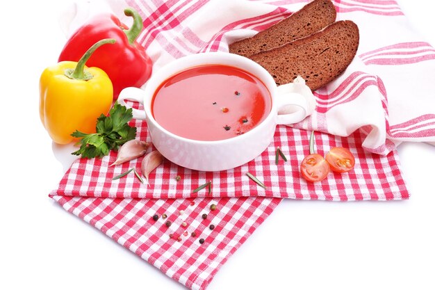 Фото Вкусный томатный суп и овощи, изолированные на белом