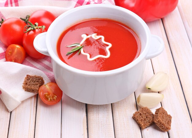 나무 테이블 에 있는 맛있는 토마토 수프 와 채소