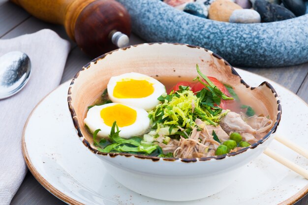 Gustosa zuppa di ramen giapponese tradizionale con carne di manzo nel ristorante