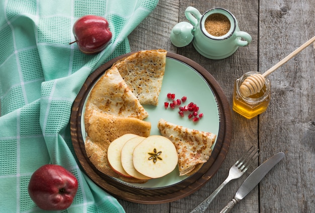 접시에 꿀 팬케이크의 맛있는 전통적인 러시아 아침. 소박한 스타일.