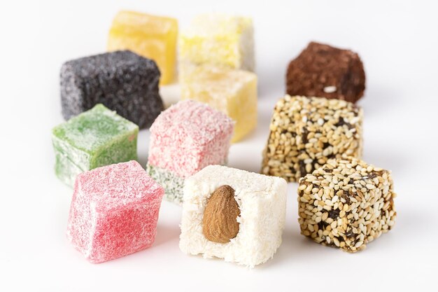 白い背景のデザート色のお菓子においしいターキッシュデライトロクム