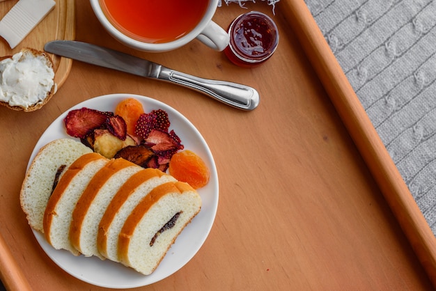 부스러기, 우유, 견과류 및 말린 과일로 맛있고 유용한 아침 식사