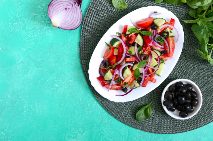 Вкусный веганский салат из помидоров, огурцов, красного лука и маслин
