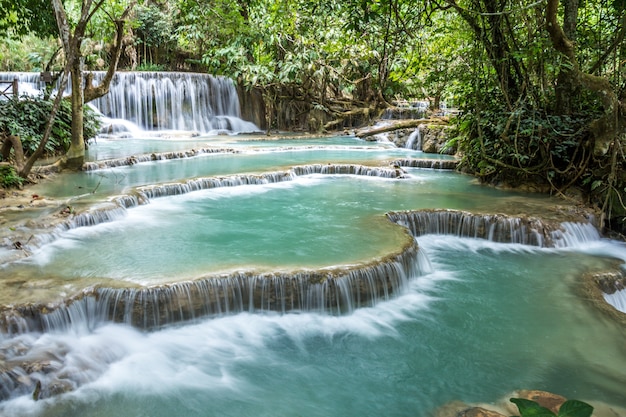 Водопады Tat Kuang Si. Красивые водопады в Луанг-Прабанге, Лаос.