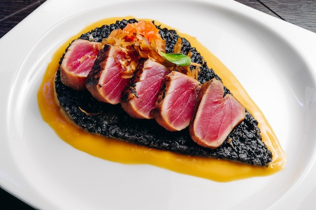 Tataki tuna fillet with black risotto and mango sauce