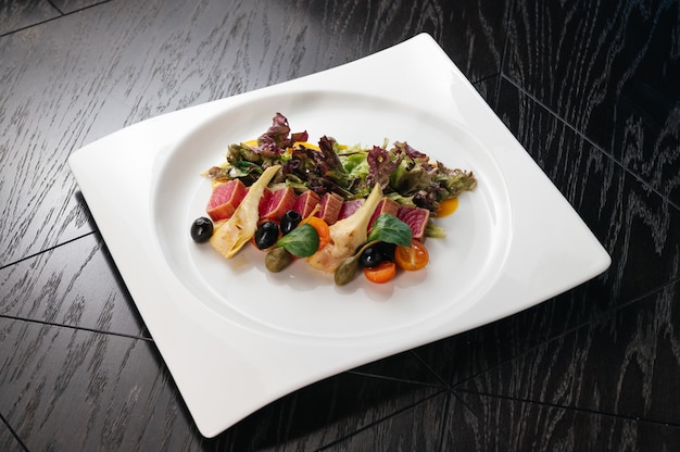 Tataki tuna fillet with vegetables