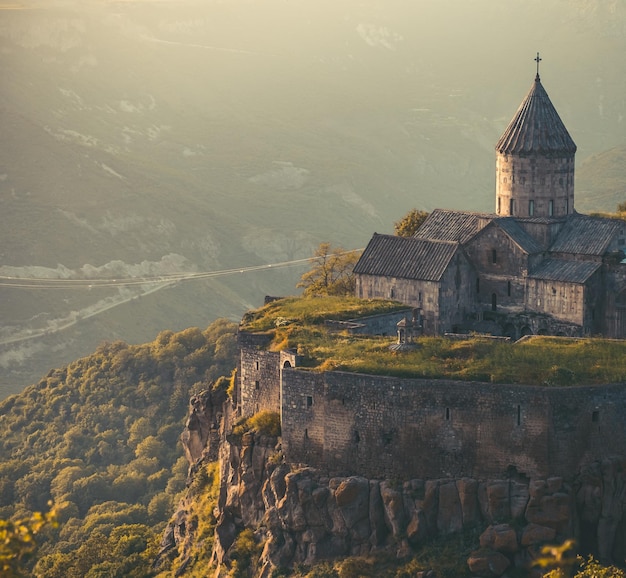 Foto tatev oud klooster in zonsondergang licht armenië