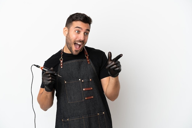 Tatoeëerder man geïsoleerd op een witte achtergrond wijzende vinger naar de zijkant en de presentatie van een product