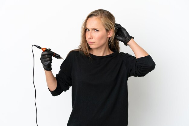 Tatoeëerder vrouw geïsoleerd op een witte achtergrond met twijfels