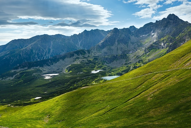 Tatra-gebergte, Polen, uitzicht op Valley Gasienicowa, groep gletsjermeren en Swinica-berg