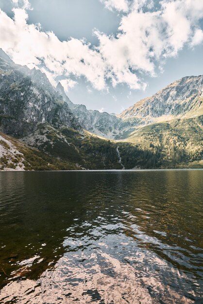 タトラ山脈の静かな夏の景色 ポーランド ヨーロッパの国立タトラ公園 息をのむような風景 山の山の谷の美しい景色