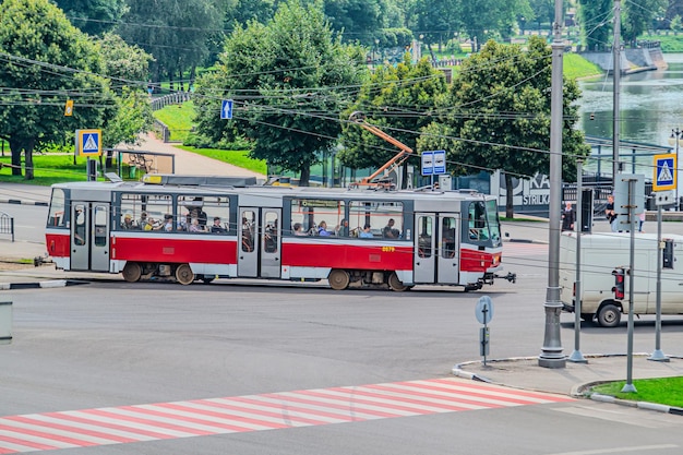 Photo tatra t3 twocar tram crossing a street junction in the city centre of kharkiv summer red tram in the center of kharkiv on a summer day kharkiv ukraine 07072023