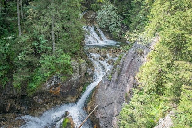 Tatragebergte Uitzicht op de waterval van de bergrivier in de bergen