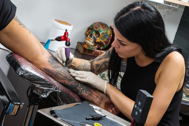 Tatuatrice durante il suo lavoro