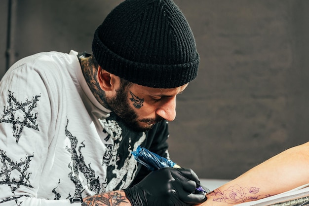 Photo a tattoo artist makes a tattoo in a salon