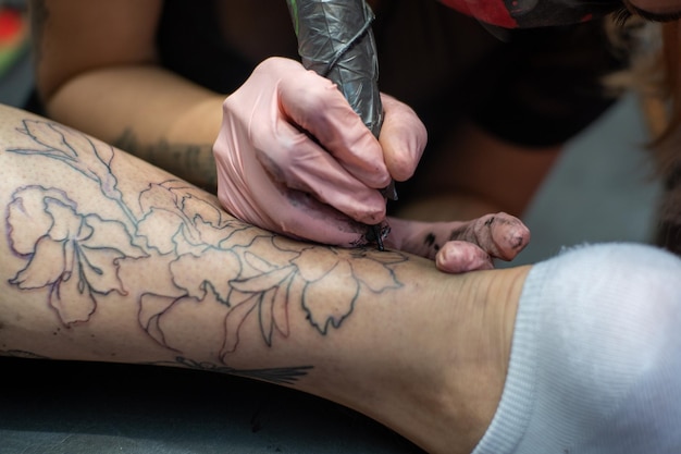 Tattooing the external line of the design