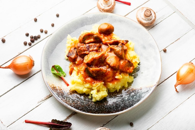 Taty beef stroganoff vlees Vlees met champignons en aardappelpuree Russisch eten